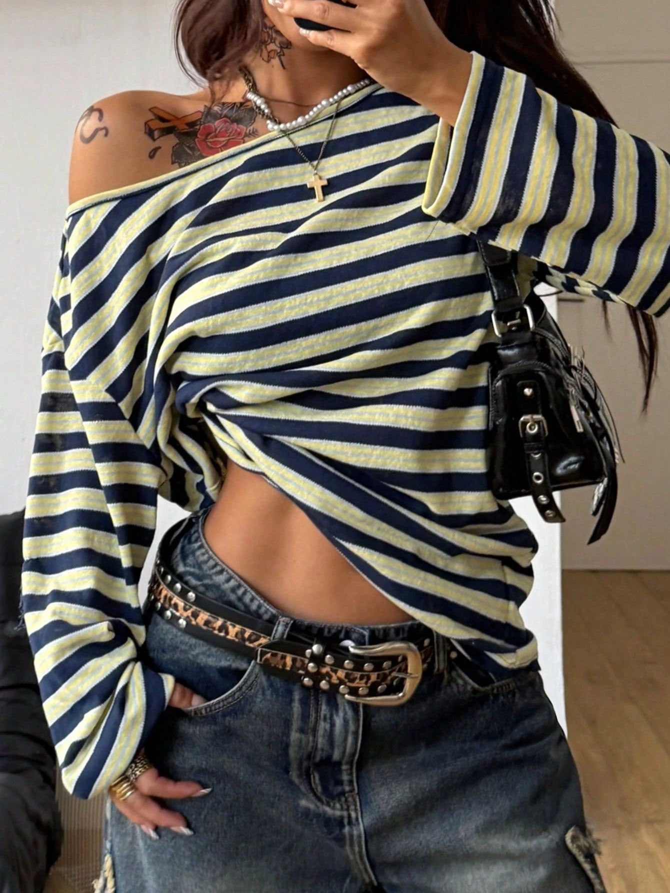 بلوزة نسائية فضفاضة مخططة زرقا - مراجعة Off Shoulder Blouse وسعره